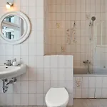 Thewilhelmshavener Group Apartment, Group & Family Friendly, 100m2, 2br, 1 Living Room, Huge Table, Ideal For 4 - 6 Guests Apartamento Berlim