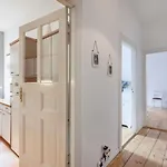 Thewilhelmshavener Group Apartment, Group & Family Friendly, 100m2, 2br, 1 Living Room, Huge Table, Ideal For 4 - 6 Guests