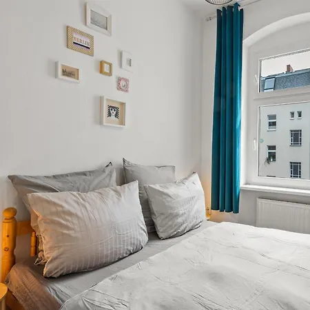 Apartamento Thewilhelmshavener Group Apartment, Group & Family Friendly, 100m2, 2br, 1 Living Room, Huge Table, Ideal For 4 - 6 Guests Berlim