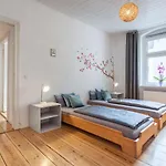 Thewilhelmshavener Group Apartment, Group & Family Friendly, 100m2, 2br, 1 Living Room, Huge Table, Ideal For 4 - 6 Guests *