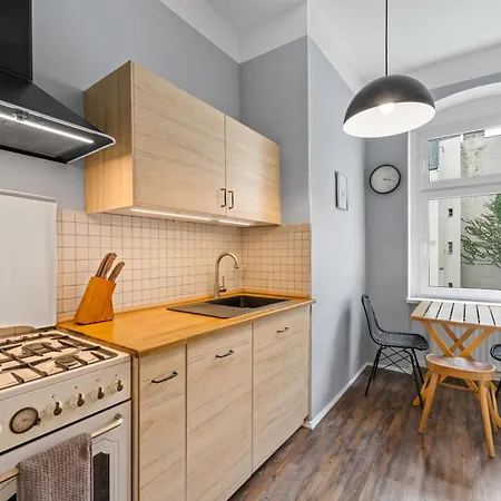 Appartamento Thewilhelmshavener Group Apartment, Group & Family Friendly, 100m2, 2br, 1 Living Room, Huge Table, Ideal For 4 - 6 Guests Berlino