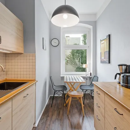 Thewilhelmshavener Group Apartment, Group & Family Friendly, 100m2, 2br, 1 Living Room, Huge Table, Ideal For 4 - 6 Guests Berlin