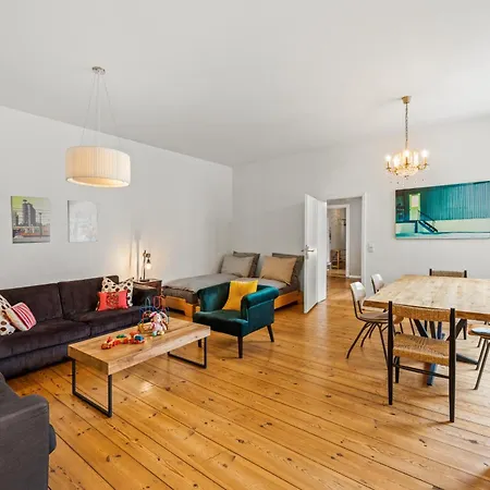 Thewilhelmshavener Group Apartment, Group & Family Friendly, 100m2, 2br, 1 Living Room, Huge Table, Ideal For 4 - 6 Guests Appartamento