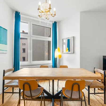 Thewilhelmshavener Group Apartment, Group & Family Friendly, 100m2, 2br, 1 Living Room, Huge Table, Ideal For 4 - 6 Guests ברלין