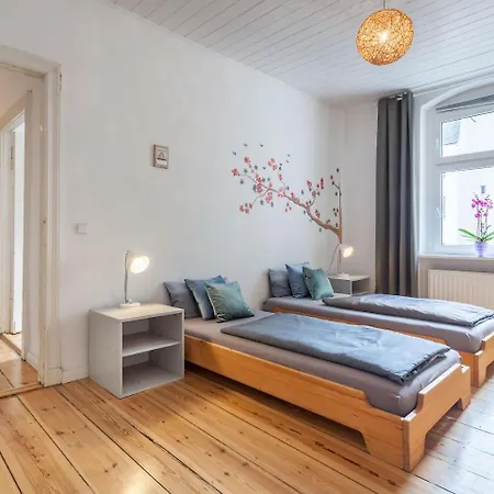 Thewilhelmshavener Group Apartment, Group & Family Friendly, 100m2, 2br, 1 Living Room, Huge Table, Ideal For 4 - 6 Guests *