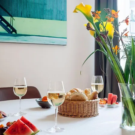 Thewilhelmshavener Group Apartment, Group & Family Friendly, 100m2, 2br, 1 Living Room, Huge Table, Ideal For 4 - 6 Guests דירה