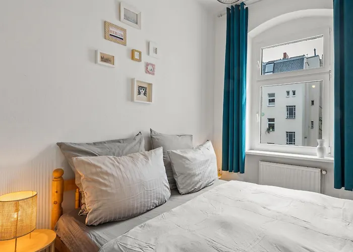 Apartamento Thewilhelmshavener Group Apartment, Group & Family Friendly, 100m2, 2br, 1 Living Room, Huge Table, Ideal For 4 - 6 Guests Berlim