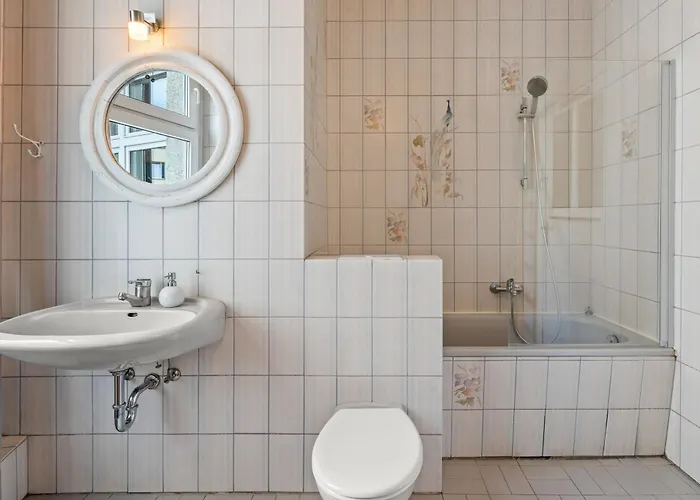 Thewilhelmshavener Group Apartment, Group & Family Friendly, 100m2, 2br, 1 Living Room, Huge Table, Ideal For 4 - 6 Guests Apartamento Berlim