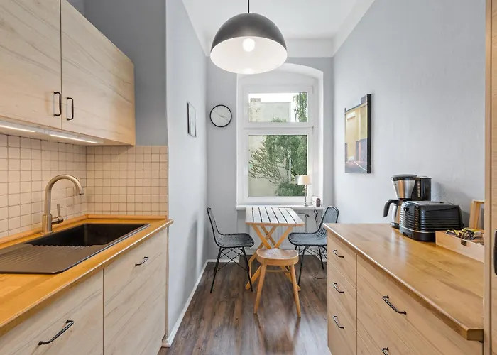 Thewilhelmshavener Group Apartment, Group & Family Friendly, 100m2, 2br, 1 Living Room, Huge Table, Ideal For 4 - 6 Guests Berlim