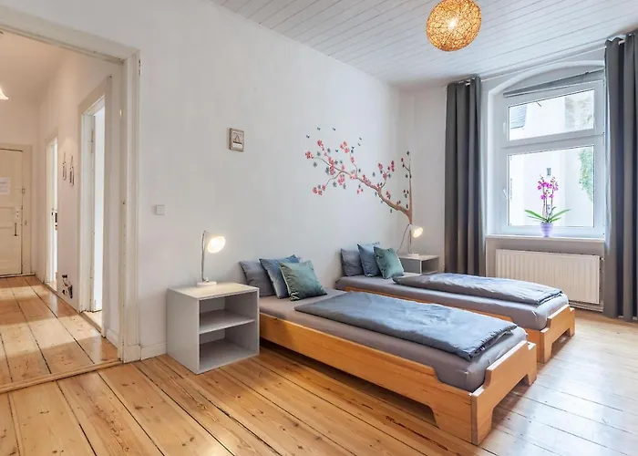 Thewilhelmshavener Group Apartment, Group & Family Friendly, 100m2, 2br, 1 Living Room, Huge Table, Ideal For 4 - 6 Guests *