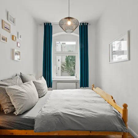 Thewilhelmshavener Group Apartment, Group & Family Friendly, 100m2, 2br, 1 Living Room, Huge Table, Ideal For 4 - 6 Guests