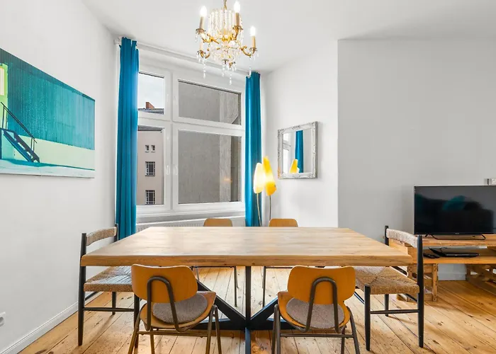Thewilhelmshavener Group Apartment, Group & Family Friendly, 100m2, 2br, 1 Living Room, Huge Table, Ideal For 4 - 6 Guests ベルリン