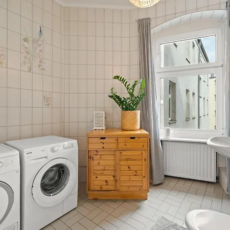 Daire Thewilhelmshavener Group Apartment, Group & Family Friendly, 100m2, 2br, 1 Living Room, Huge Table, Ideal For 4 - 6 Guests