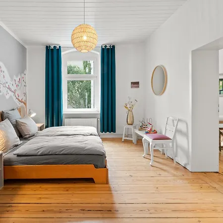 Thewilhelmshavener Group Apartment, Group & Family Friendly, 100m2, 2br, 1 Living Room, Huge Table, Ideal For 4 - 6 Guests Διαμέρισμα *