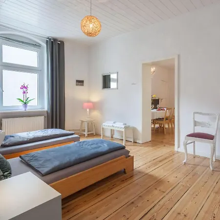 Thewilhelmshavener Group Apartment, Group & Family Friendly, 100m2, 2br, 1 Living Room, Huge Table, Ideal For 4 - 6 Guests Daire