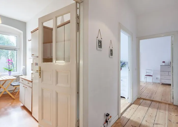 Thewilhelmshavener Group Apartment, Group & Family Friendly, 100m2, 2br, 1 Living Room, Huge Table, Ideal For 4 - 6 Guests